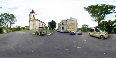 Před budovou